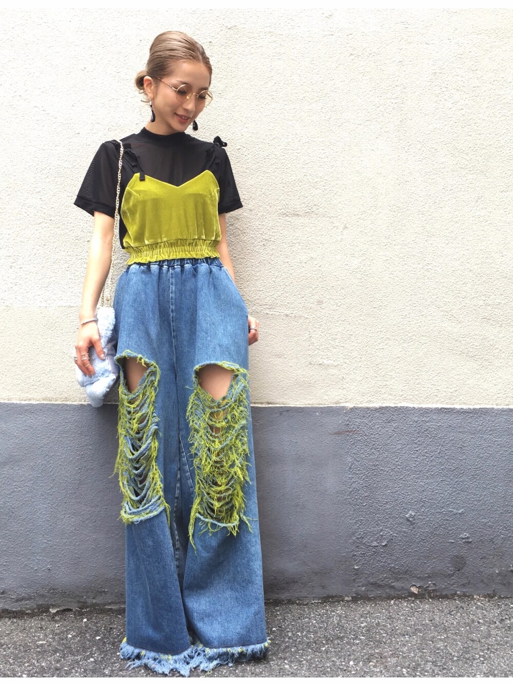 「サングラス、LHP、fashion、ファー小物、ダメージデニムパンツ、LHP大阪、ワイドデニム、秋コーデ、LHPWOMENS」｜「A.D.S.R.の【LW】LHP/エルエイチピー/ADSR/エーディーエスアール/ROMEO（サングラス、ブラウン系）」を使った、hanae maruiさん（レディース・155cm）の秋コーディネートの1枚目の写真