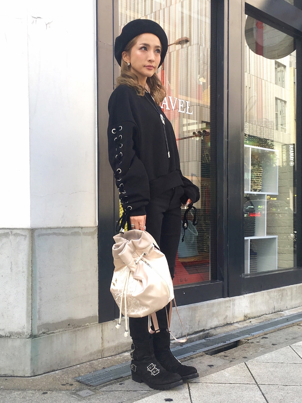 「スウェット、ブーツ、black、ベレー帽、LHP、シンプルコーデ、LHP大阪、秋コーデ、LHPWOMENS、chica」｜「Casseliniのアイテム（バッグ、ホワイト系）」を使った、hanae maruiさん（レディース・155cm）の秋コーディネートの1枚目の写真