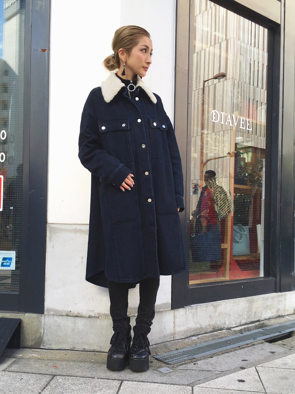 「デニム、秋コーデ、シンプル、休日スタイル、ロング丈、ボア、MM6、LHP、LHP大阪、LHPWOMENS」｜「ChicaのChica/チカ/Half ZIｐPullover T-Shirts（Tシャツ/カットソー、ブラック系）」を使った、hanae maruiさん（レディース・155cm）の秋コーディネートの1枚目の写真