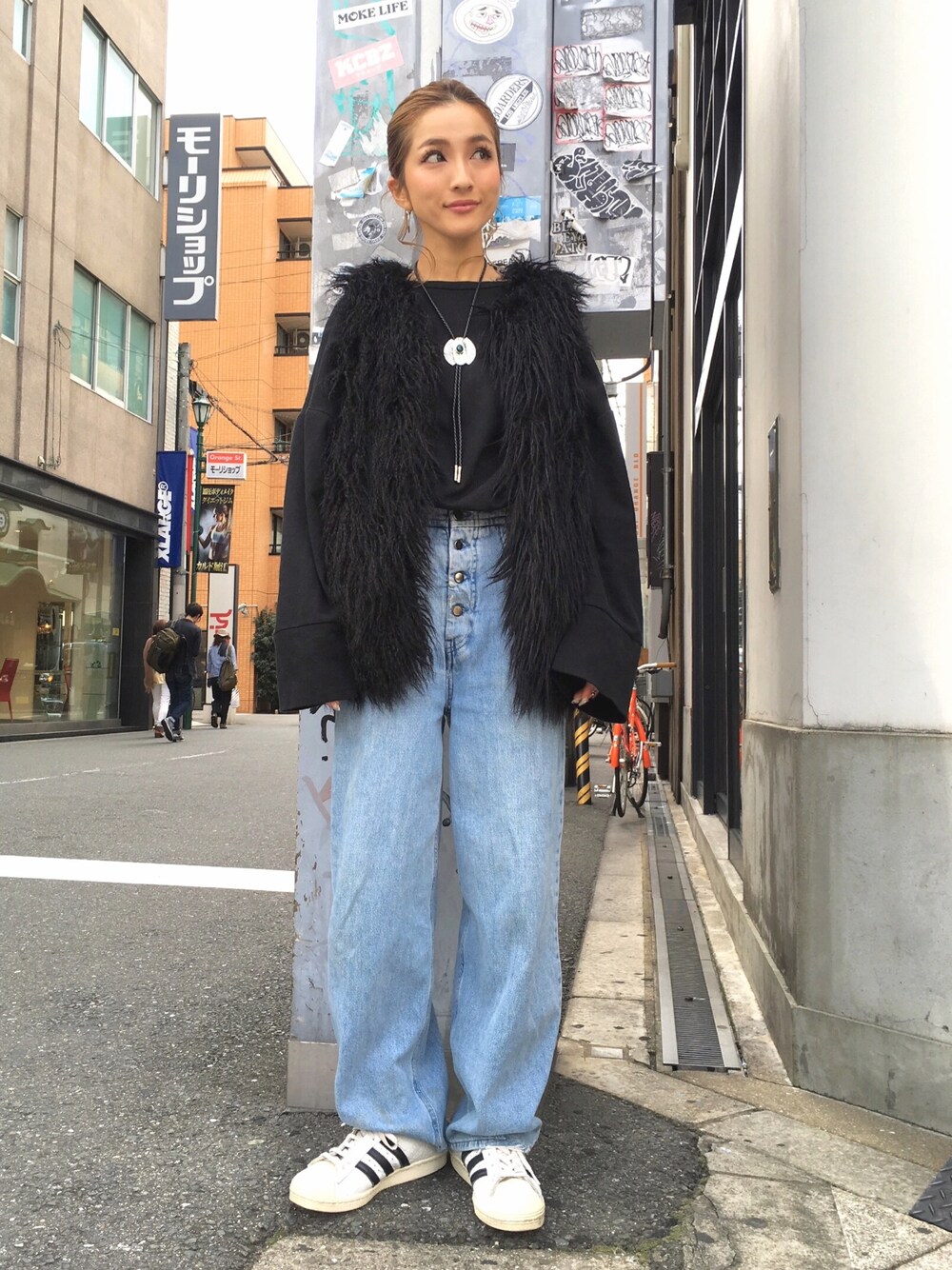 「秋のコーデ、大人カジュアル、秋、ブラック、シンプル、ファー小物、ファーベスト、LHP、LHP大阪、LHPWOMENS」｜「ChicaのChica/チカ/Fur Long Vest（ベスト、ブラック系）」を使った、hanae maruiさん（レディース・155cm）の秋コーディネートの1枚目の写真