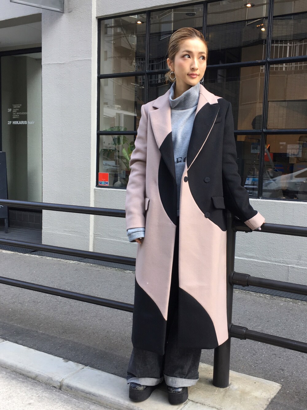 「秋冬、休日スタイル、コート、ロングコート、MSGM、ベージュ、ハイネック、LHP、LHP大阪、LHPWOMENS」｜「APPLE COREのアイテム（スウェット、グレー系）」を使った、hanae maruiさん（レディース・155cm）の秋コーディネートの1枚目の写真