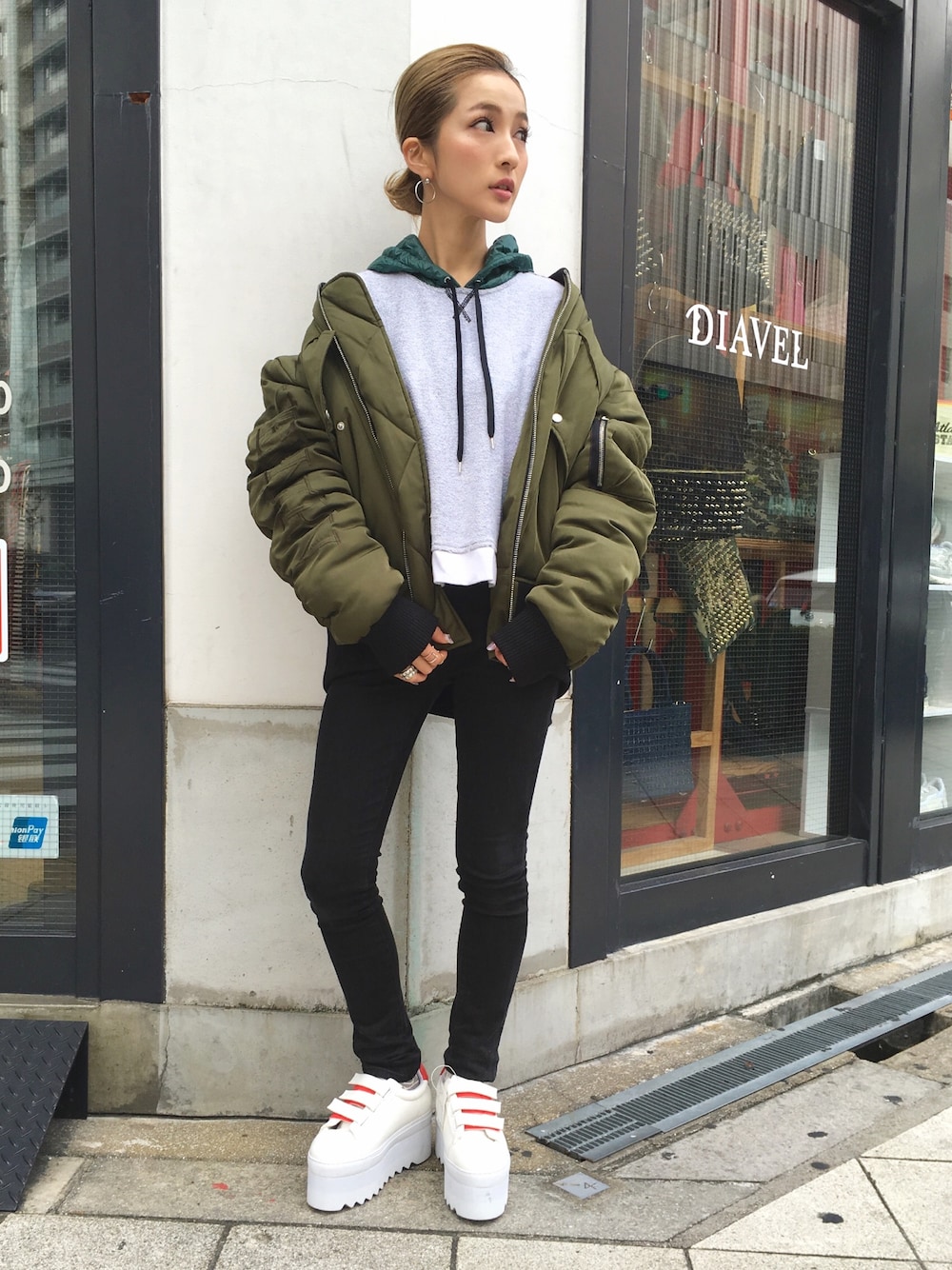 「秋のコーデ、ootd、カーキ、MA-1、オーバーサイズ、chica、LHP、アウター、LHP大阪、LHPWOMENS」｜「ChicaのChica/チカ/Embroidery Big MA-1（MA-1、グリーン系）」を使った、hanae maruiさん（レディース・155cm）の秋コーディネートの1枚目の写真