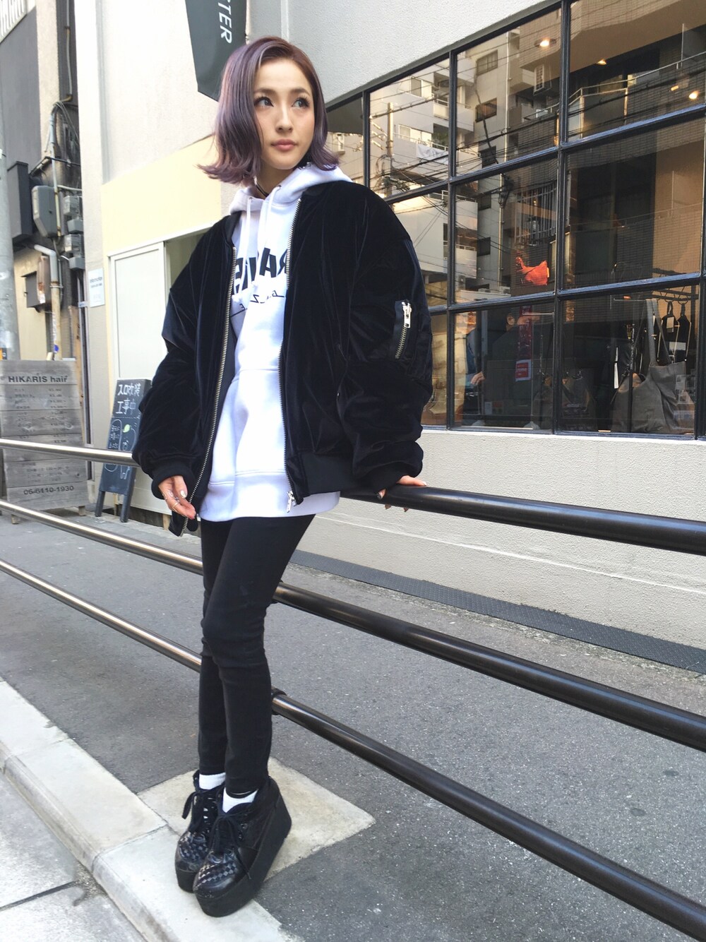 「スニーカー、MA-1、パーカー、LHP、ベロア、冬、ゆったりコーデ、ゆるコーデ、LHP大阪、LHPWOMENS」｜「THRASHERのTHRASHER/スラッシャー/BackWord Hoodie（パーカー、ホワイト系）」を使った、hanae maruiさん（レディース・155cm）の秋コーディネートの1枚目の写真
