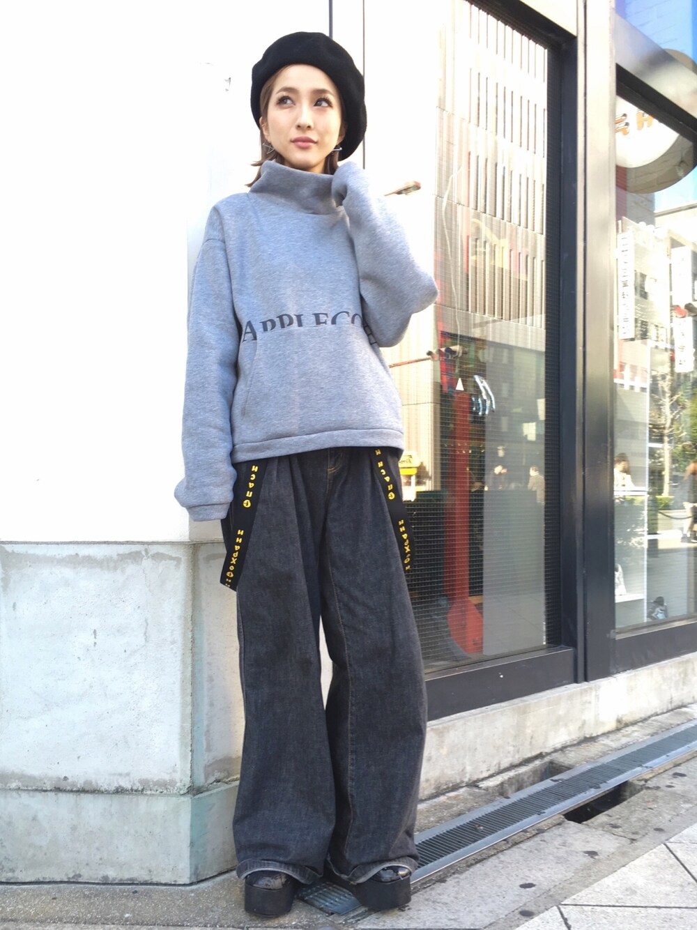 「ラフ、ボブ、冬、ハイネック、スウェット、ワイドパンツ、サスペンダー、ベレー帽、LHP、LHP大阪」｜「APPLE COREのアイテム（スウェット、グレー系）」を使った、hanae maruiさん（レディース・155cm）の冬コーディネートの1枚目の写真