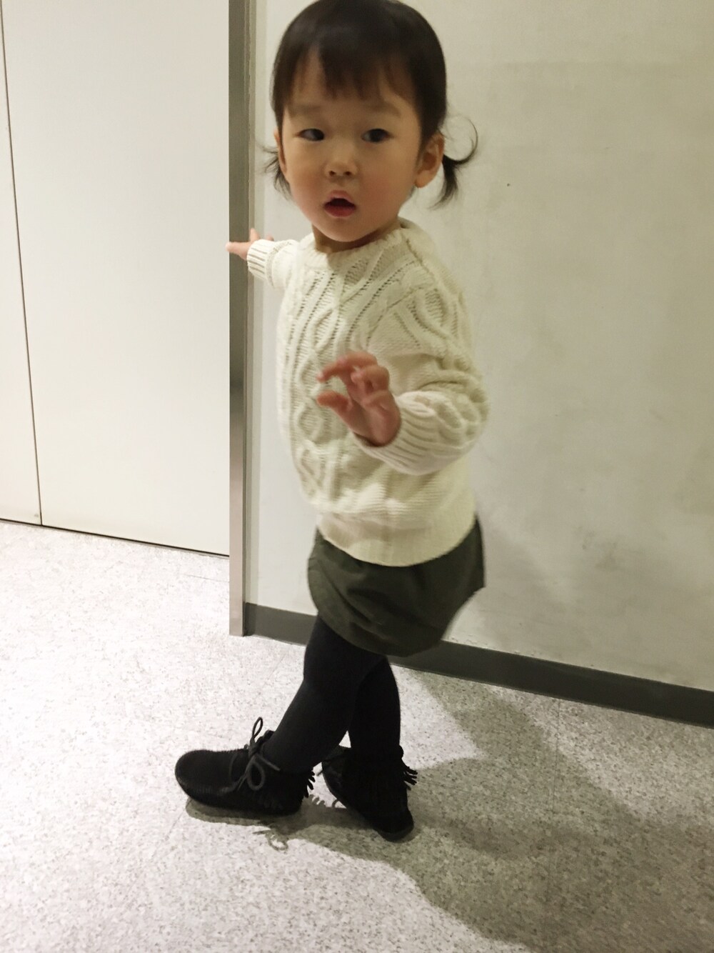 「キッズ、女の子、秋のコーデ、シンプル、ニット、ミネトンカ」｜「petit mainのケーブル編みニットプルオーバー（ニット/セーター、ホワイト系）」を使った、HIMAさん（キッズ・90cm）の秋コーディネートの1枚目の写真