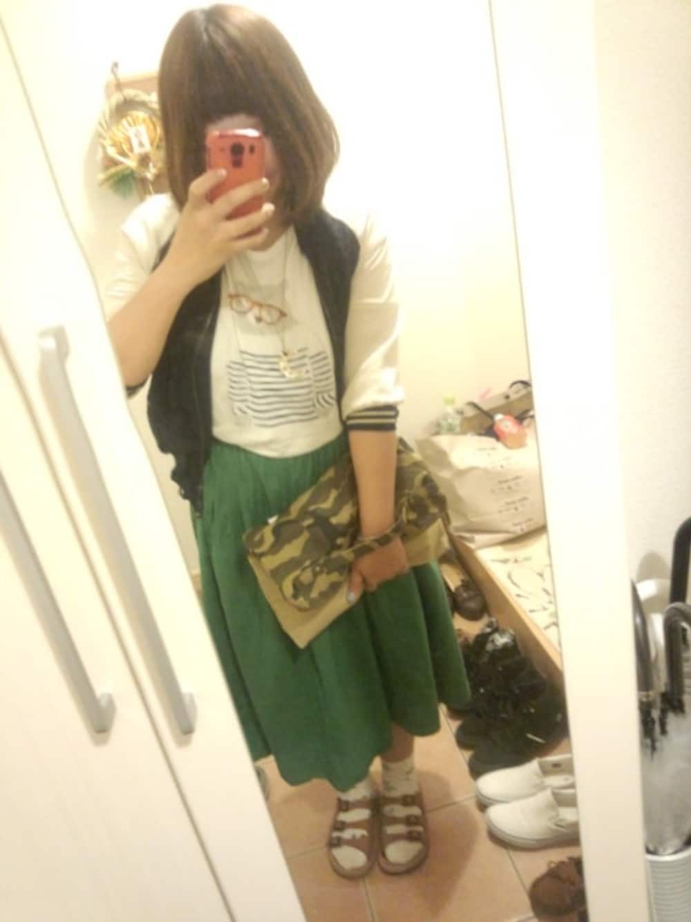 ホワイト系のTシャツ/カットソー、グリーン系のパンツ、ブルー系のブルゾンを着用したレディースの夏コーディネートの1枚目の写真