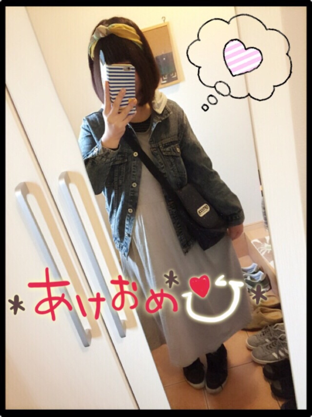 ブルー系のデニムジャケット、ブルー系のメッセンジャーバッグ、スニーカーを着用したレディースの冬コーディネートの1枚目の写真