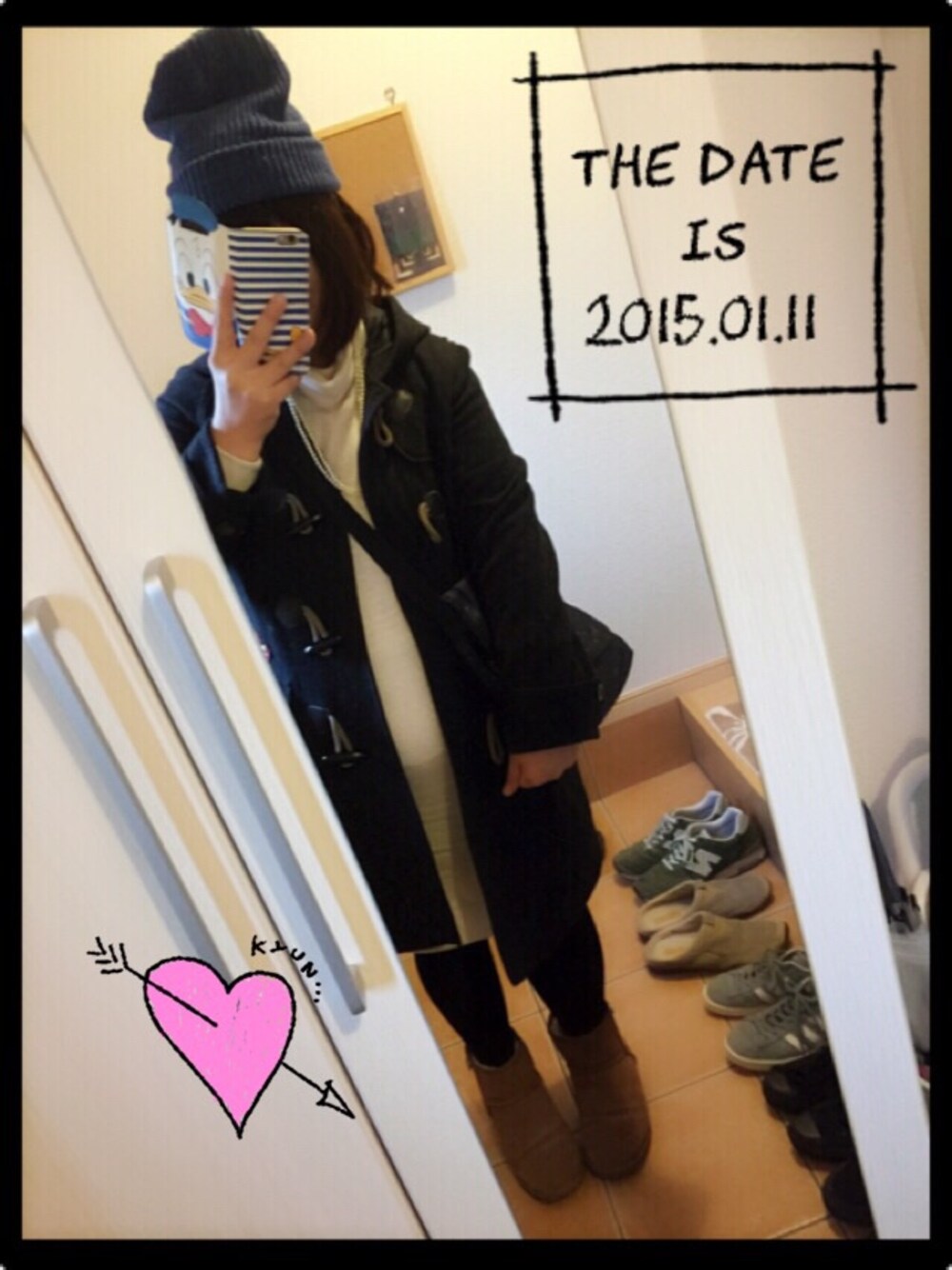 ホワイト系のワンピース、ブルー系のメッセンジャーバッグ、ベージュ系のワンピースを着用したレディースの冬コーディネートの1枚目の写真