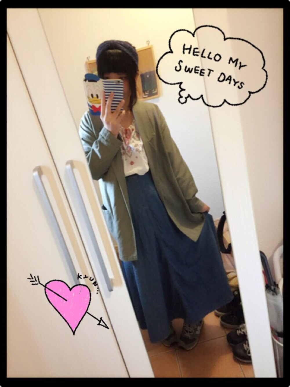 ホワイト系のシャツ/ブラウス、ホワイト系のシャツ/ブラウス、グリーン系のその他アウターを着用したレディースの春コーディネートの1枚目の写真