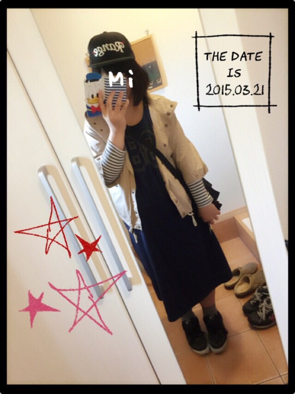 スニーカー、ブルー系のメッセンジャーバッグを着用したレディースの春コーディネートの1枚目の写真