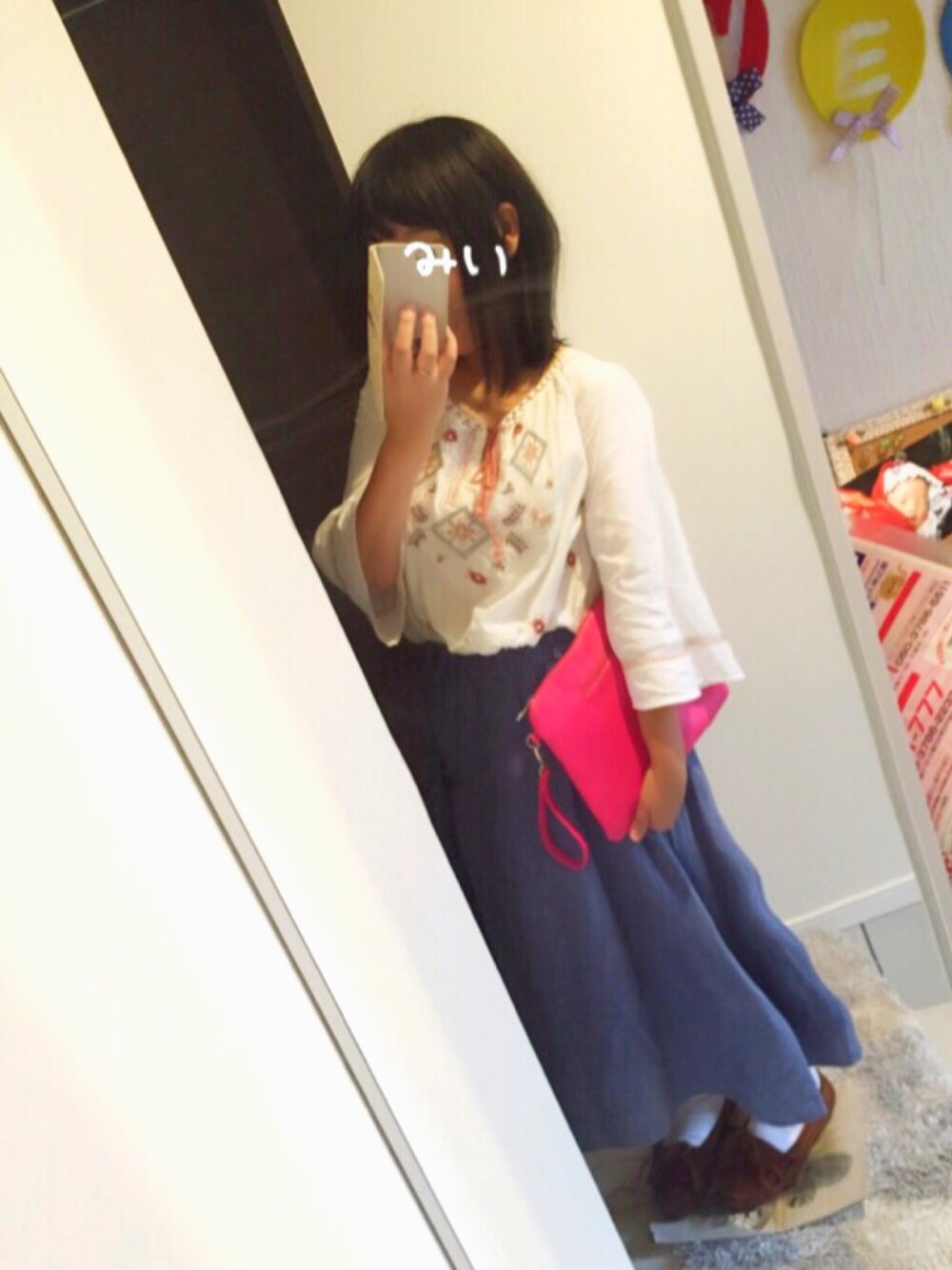 ブラウン系のモカシン/デッキシューズ、ピンク系のクラッチバッグを着用したレディースの秋コーディネートの1枚目の写真