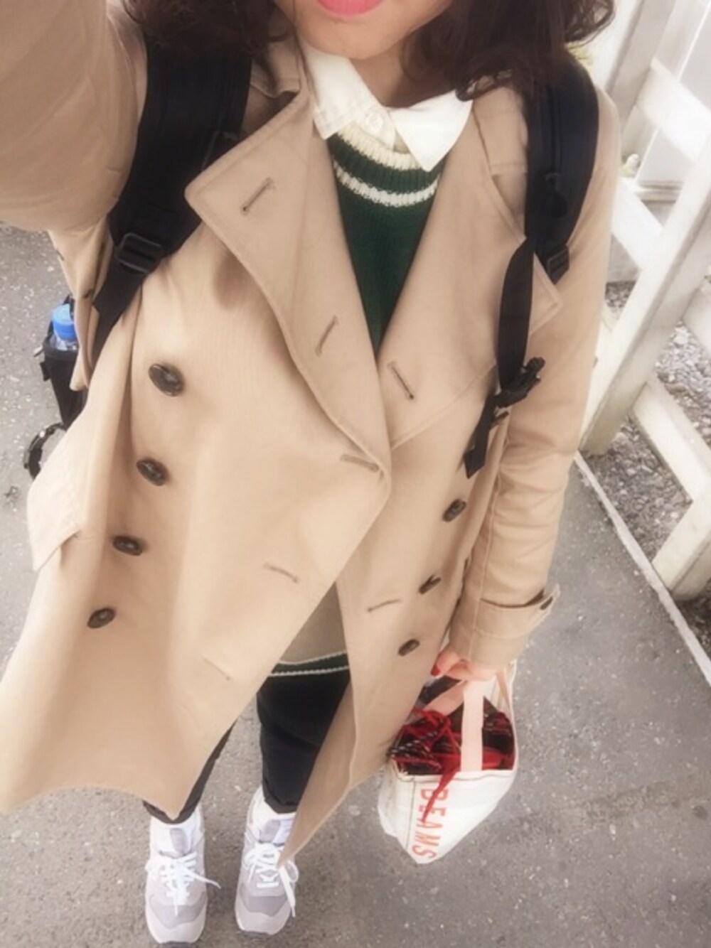 「トレンチコート、グリーンニット、白シャツ、白ソックス、NB574、ニューバランス、黒リュック、THE NORTH FACE、UNIQLO、GU」｜「 INES DE LA FRESSANGE ×UNIQLOのアイテム（トレンチコート、ベージュ系）」を使った、ななねぇさん（レディース・163cm）の冬コーディネートの1枚目の写真