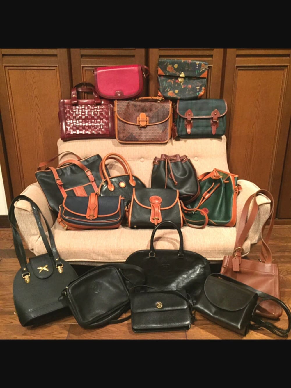 ブラック系のショルダーバッグ、グリーン系のショルダーバッグ、ブラック系のショルダーバッグを着用したレディースの春コーディネートの1枚目の写真