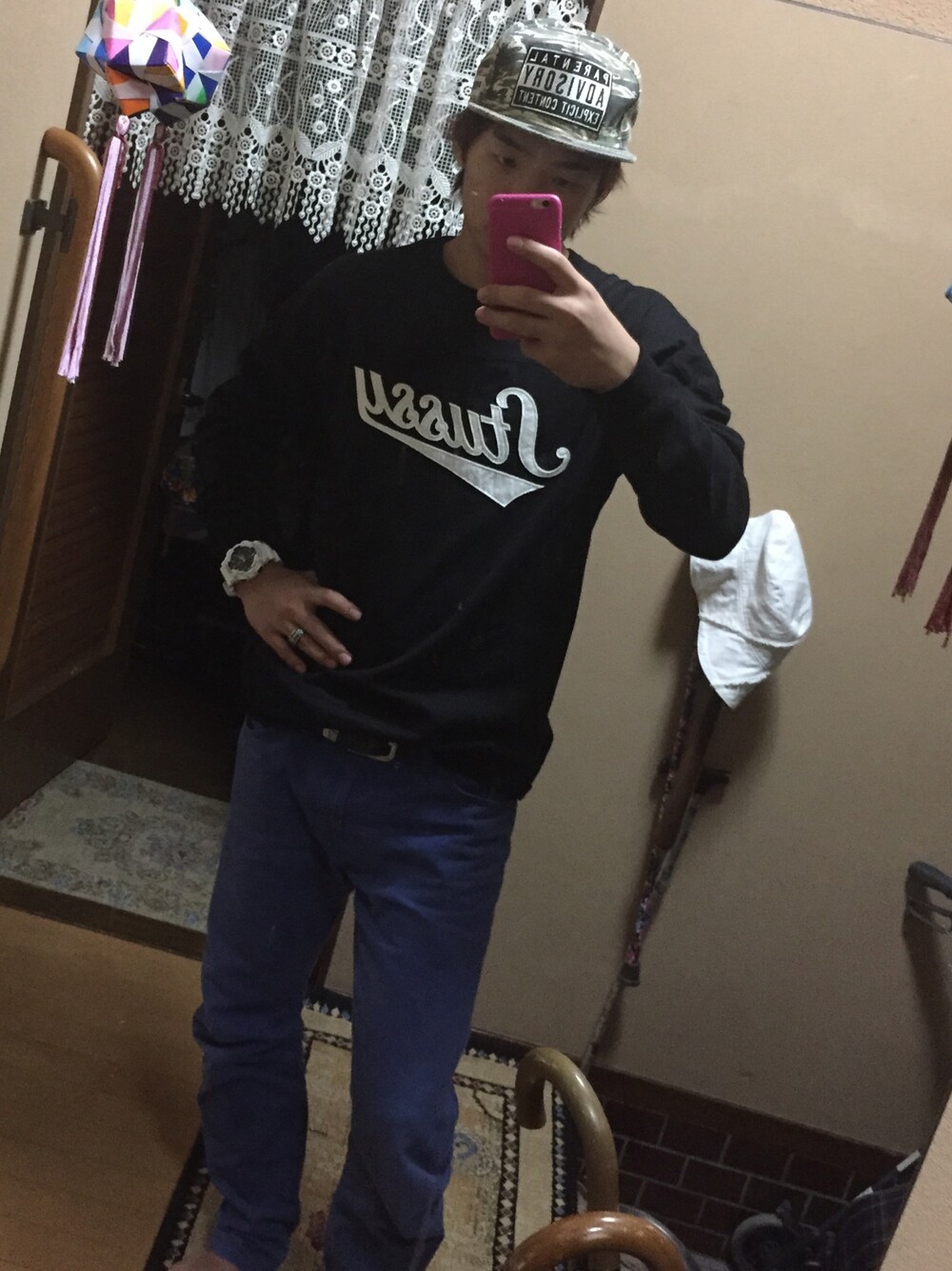 ブラック系のスウェットを着用したメンズの秋コーディネートの1枚目の写真