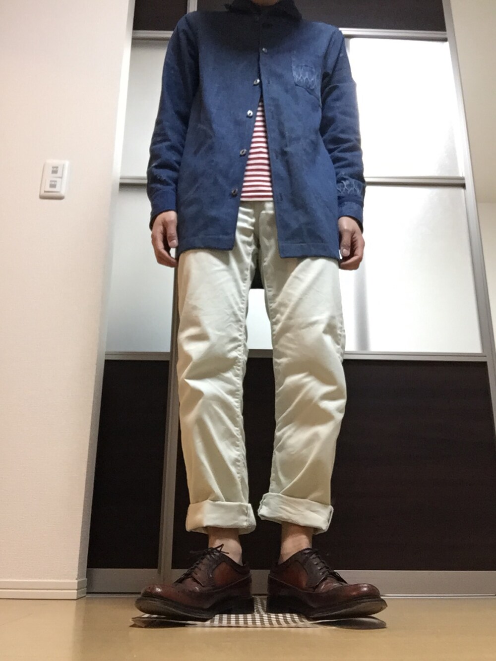 ホワイト系のその他パンツ、ブルー系のカバーオールを着用したメンズの冬コーディネートの1枚目の写真