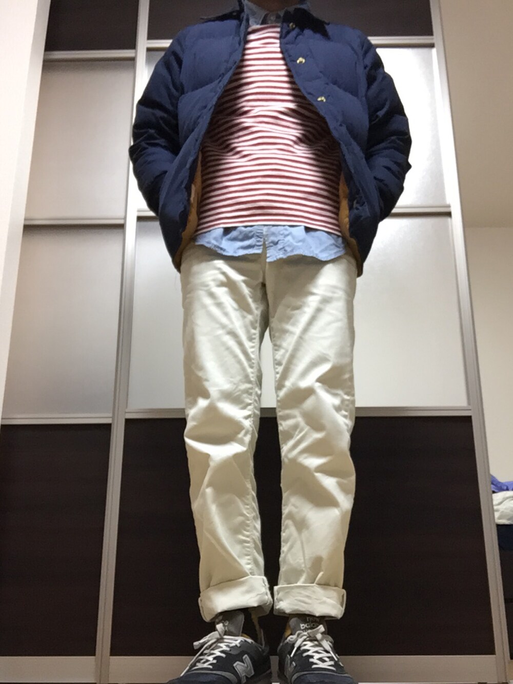 「春、ダウンジャケット、ボーダー、白パンツ、マリン」｜「全て古着のアイテム（ダウンジャケット/コート、ブルー系）」を使った、izuさん（メンズ・170cm）の冬コーディネートの1枚目の写真
