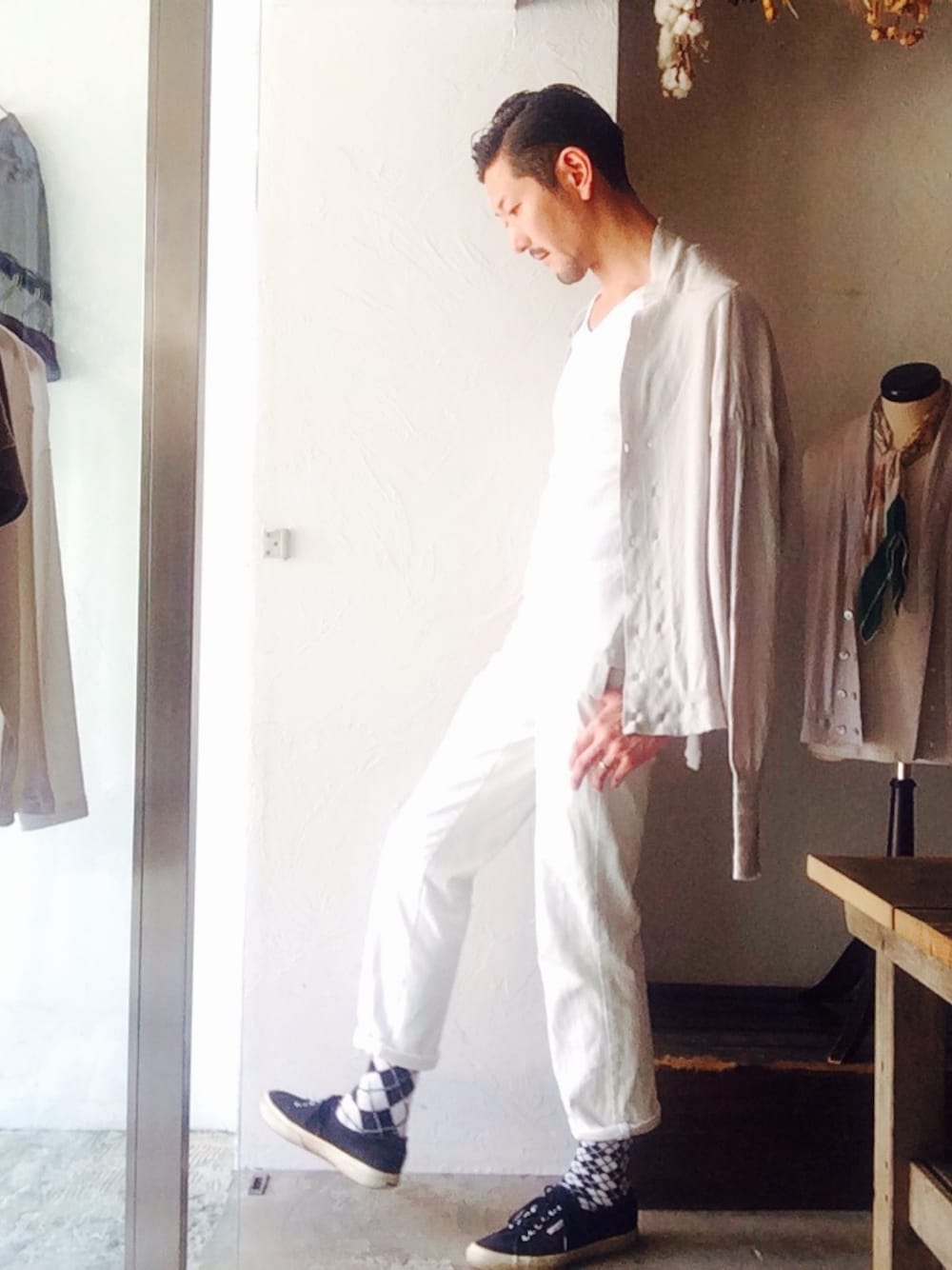 ホワイト系のTシャツ/カットソー、グレー系のカーディガン/ボレロ、ホワイト系のソックス/靴下を着用したメンズの春コーディネートの1枚目の写真