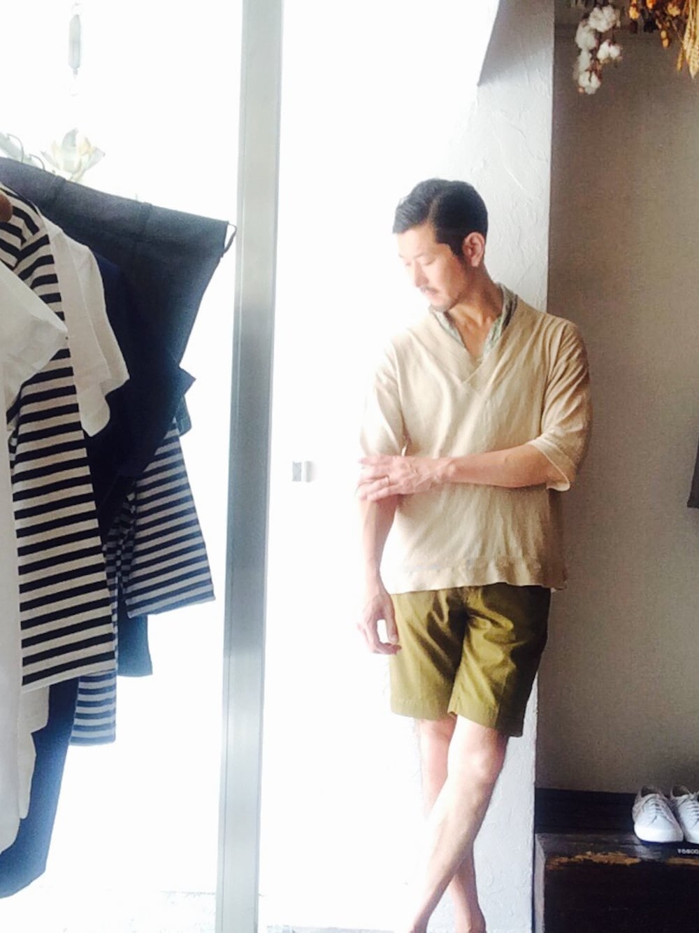 ベージュ系のニット/セーター、その他のストール/ショールを着用したメンズの夏コーディネートの1枚目の写真