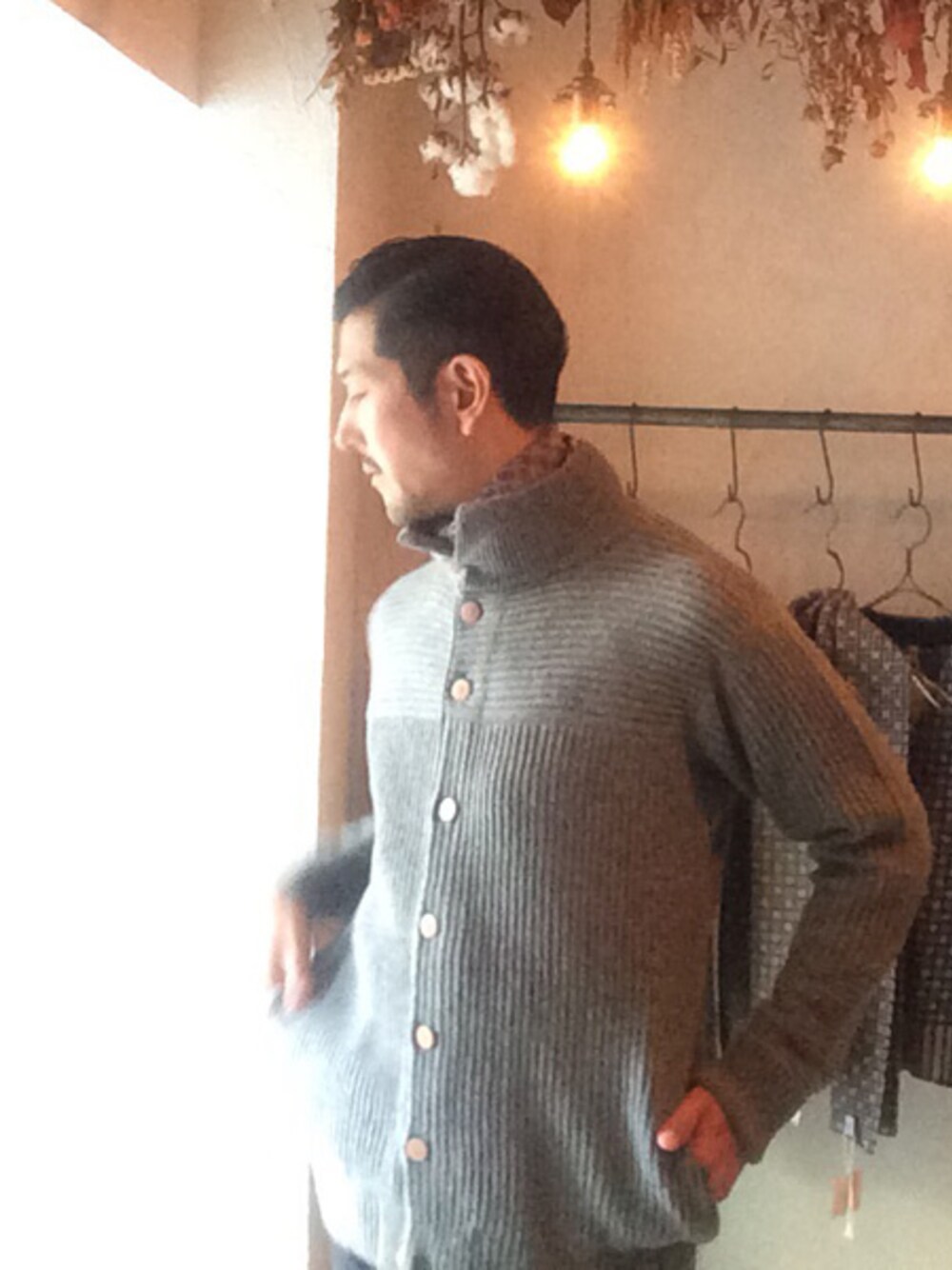 グレー系のカーディガン/ボレロを着用したメンズの秋コーディネートの1枚目の写真