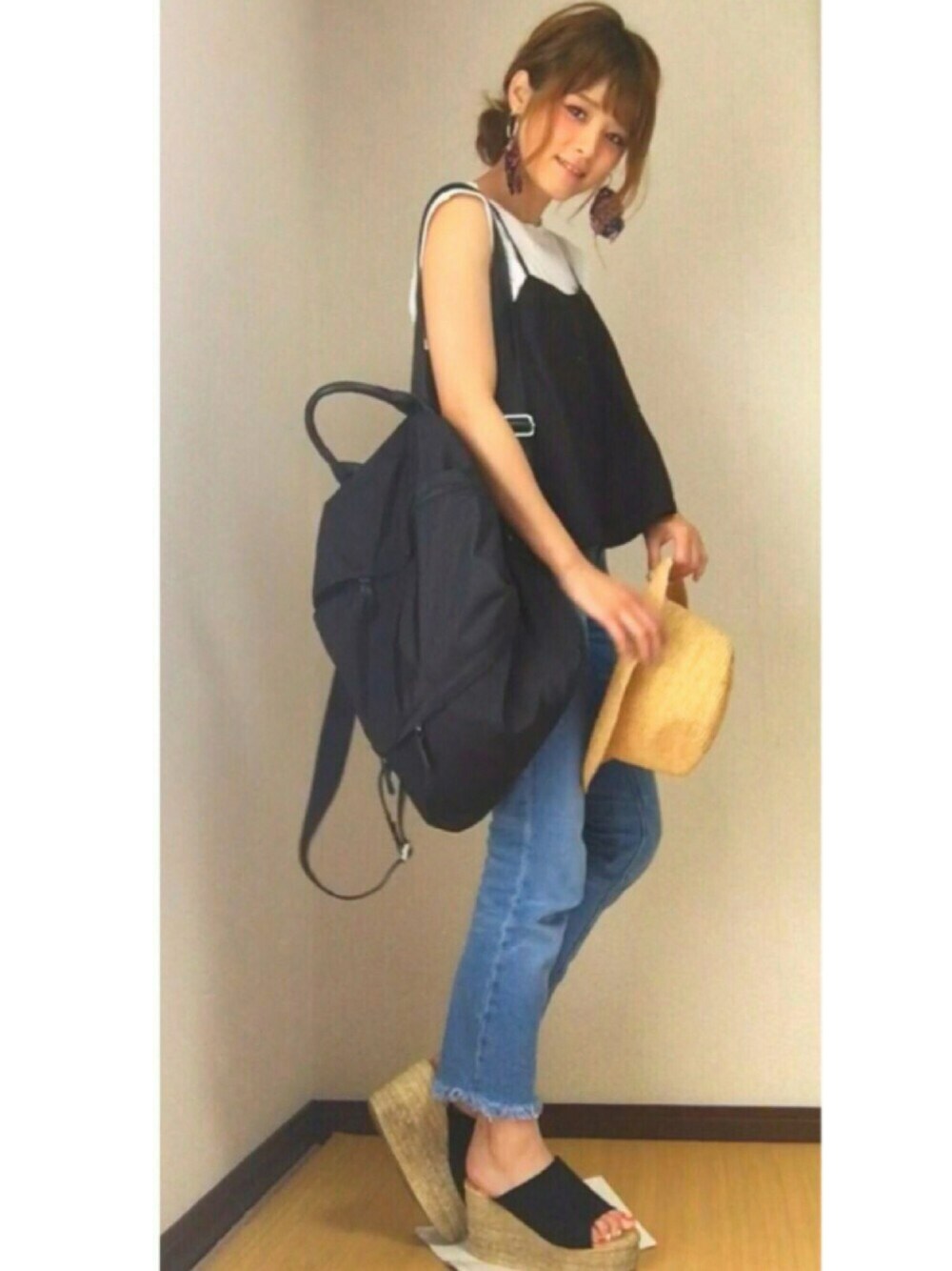 ブラック系のバックパック/リュック、ブルー系のパンツ、ブラック系のシューズを着用したレディースの夏コーディネートの1枚目の写真