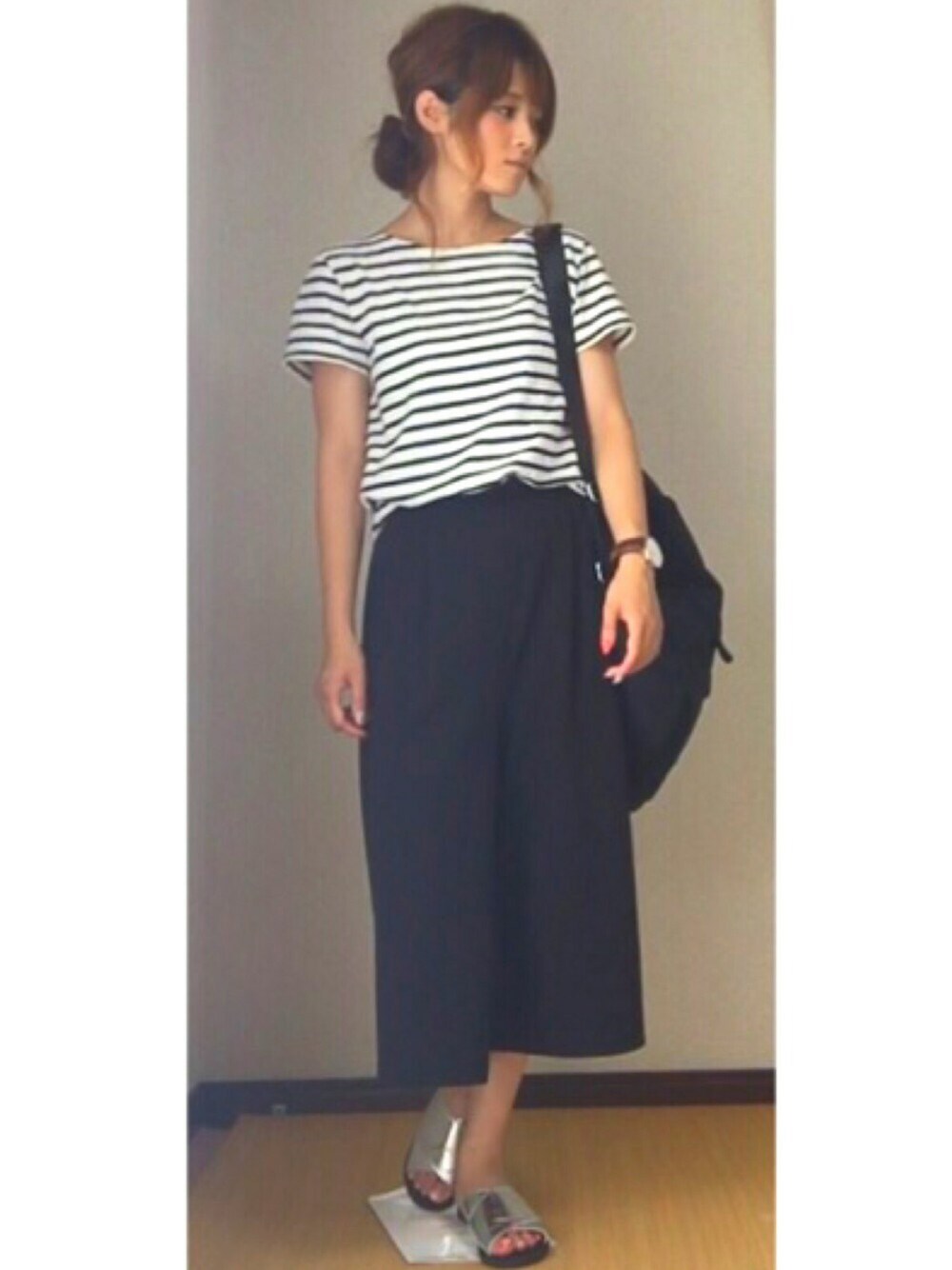 ブラック系のその他パンツ、ホワイト系のトップス、ブラック系のバックパック/リュックを着用したレディースの夏コーディネートの1枚目の写真