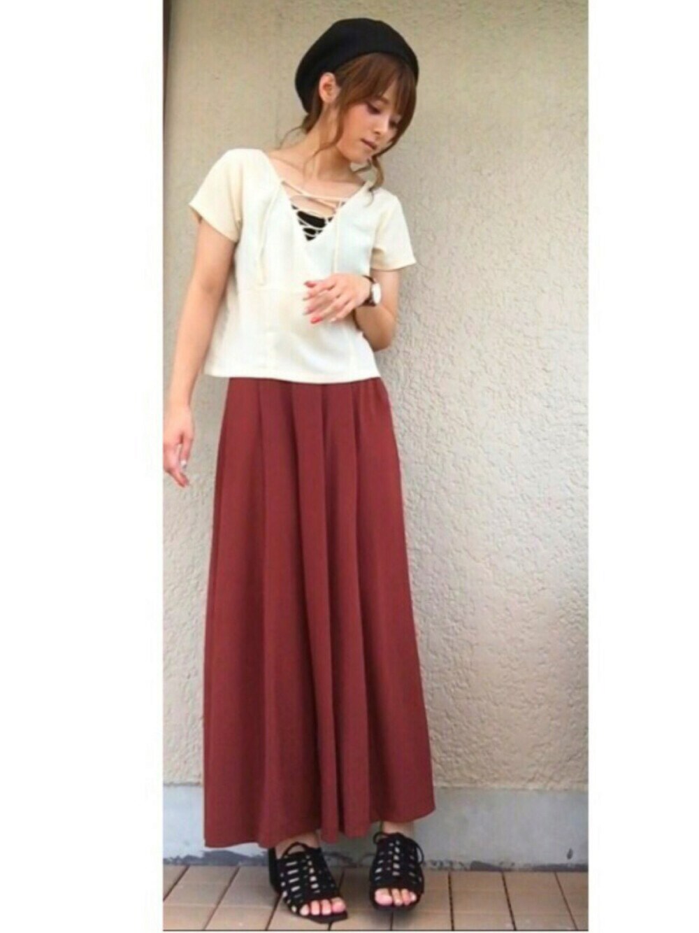 「大人カジュアル、EMODA、スカンツ、レースアップサンダル、秋コーデ、テラコッタ、ベレー帽」｜「UNIQLOのアイテム（その他パンツ、ブラウン系）」を使った、yunさん（レディース・153cm）の夏コーディネートの1枚目の写真