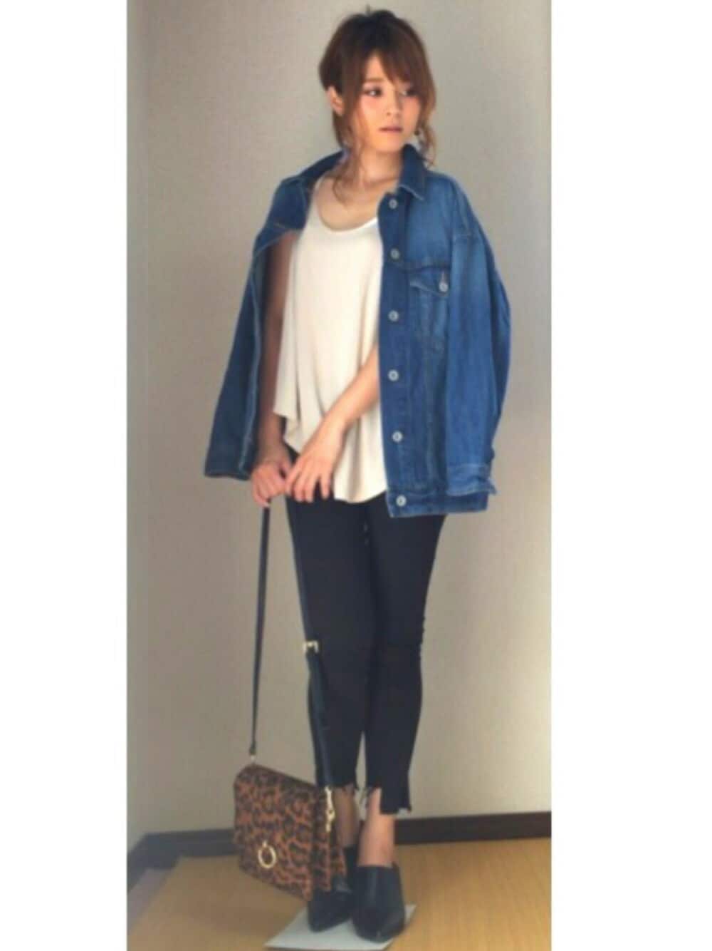 ベージュ系のトップス、ブルー系のデニムジャケット、ブラック系のシューズを着用したレディースの夏コーディネートの1枚目の写真