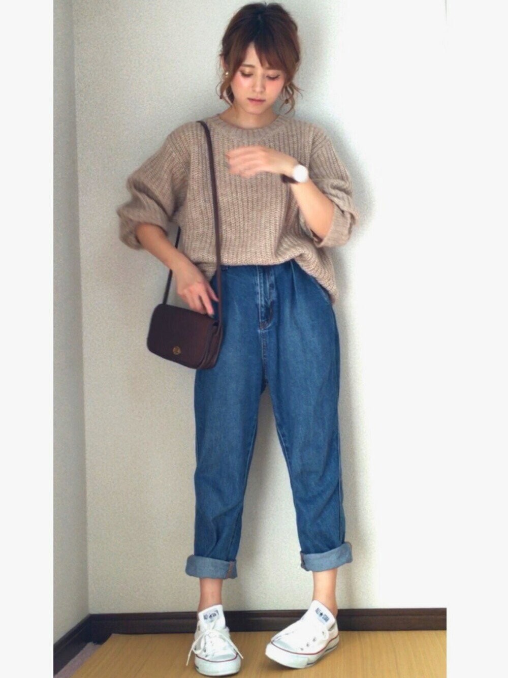 「カジュアル、プチプラ、シンプル、スニーカー、オトナカジュアル、UNIQLO、GU、ハイウエストマムジーンズ」｜「GUのアイテム（デニムパンツ、ブルー系）」を使った、yunさん（レディース・153cm）の秋コーディネートの1枚目の写真