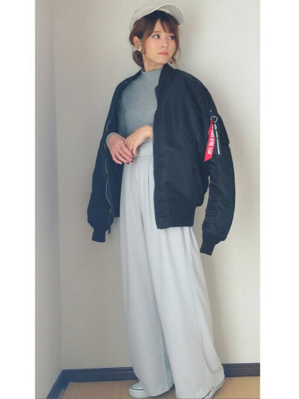 「休日スタイル、カジュアル、MA-1、alpha、EMODA、キャップ、ボーイズライク、ワイドパンツ、スニーカー」｜「ALPHAのEMODA×ALPHA MA-1 TIGHT（MA-1、ブラック系）」を使った、yunさん（レディース・153cm）の秋コーディネートの1枚目の写真