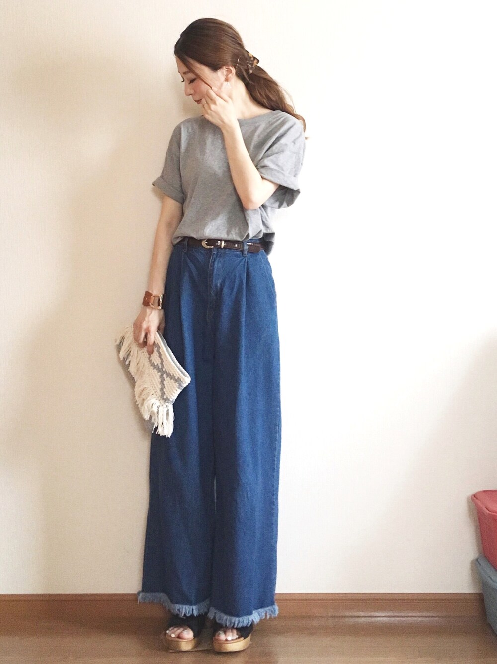 「カジュアル、ワイドパンツ、デニム、Tシャツ」｜「Me%のアクリルサンカクバンスＡＷ 731059（バレッタ/ヘアクリップ、ブラウン系）」を使った、eさん（レディース・160cm）の夏コーディネートの1枚目の写真