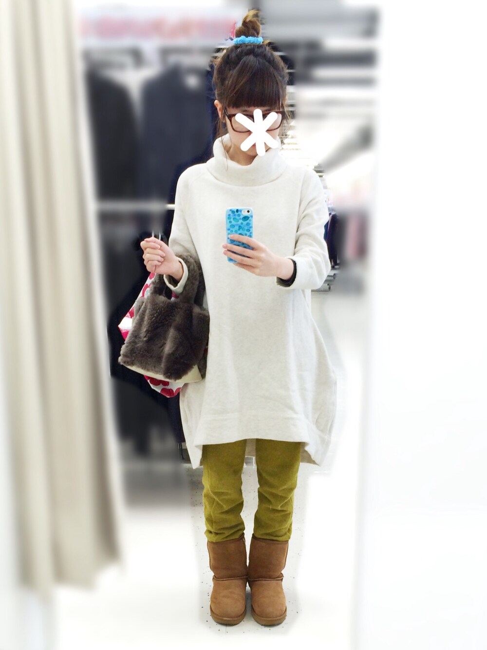 ベージュ系のワンピース、ブラウン系のバッグ、ブラウン系のブーツを着用したレディースの冬コーディネートの1枚目の写真