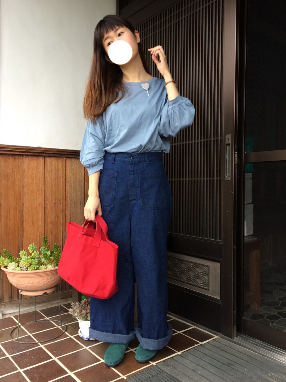 「あお、あか、みどり、デニム、ワイドパンツ、ハイウエスト」｜「WCのWC/ハートキャンディバッジ（バッジ、その他）」を使った、やぷさん（レディース・155cm）の秋コーディネートの1枚目の写真