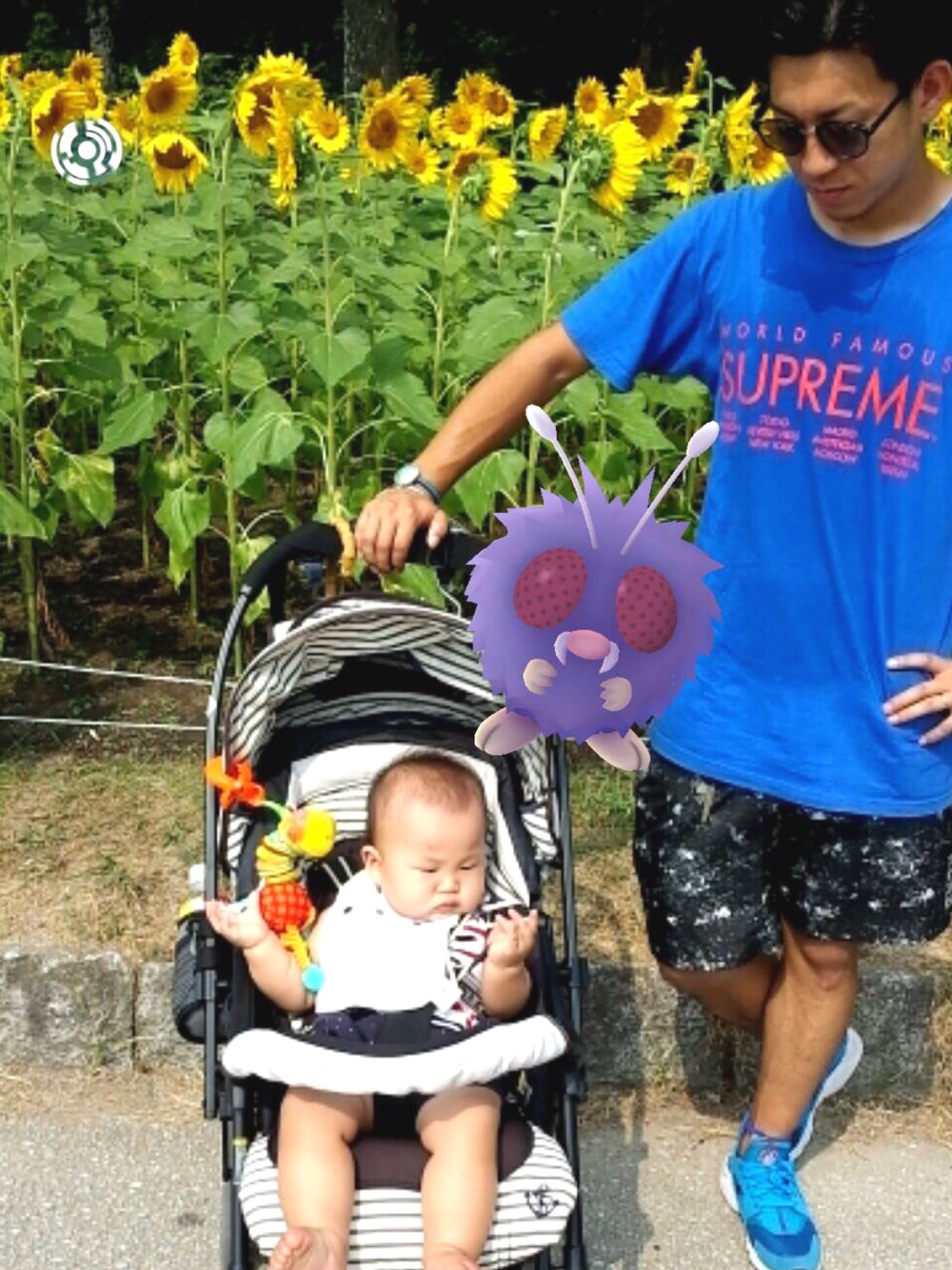 ブルー系のTシャツ/カットソー、ブラック系のその他パンツ、ブルー系のスニーカーを着用したメンズの夏コーディネートの1枚目の写真