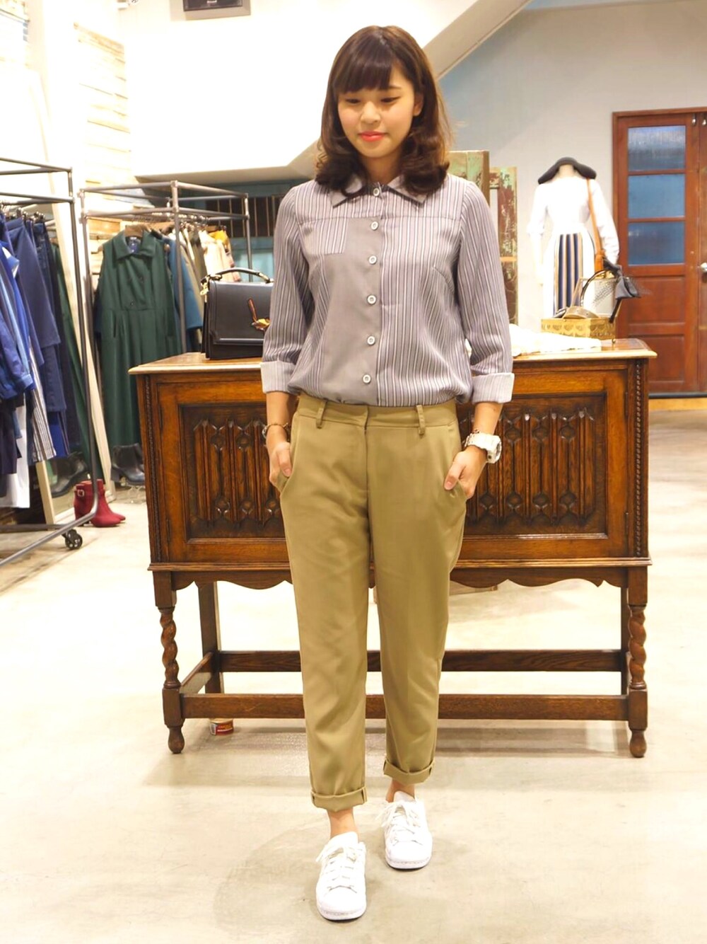 「Marjorieのアイテム（その他パンツ、ベージュ系）」を使った、呂怡彣さん（レディース・160cm）の春コーディネートの1枚目の写真