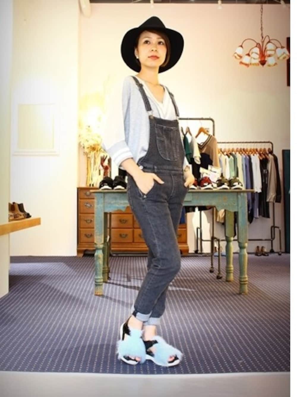 「サロペット、ラインニット、ファー、ファー小物、made in HEAVEN、ハット、ツバ広ハット」｜「made in HEAVENのsonia salopette（サロペット/オーバーオール、ブラック系）」を使った、sayakaさん（レディース・158cm）の夏コーディネートの1枚目の写真