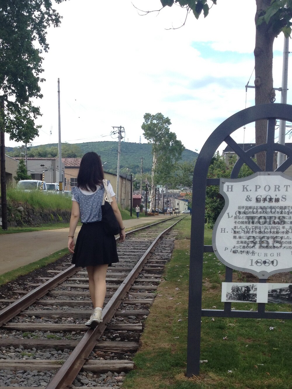 「黒、サーキュラースカート、ガーリー、旅行」｜「TOPSHOPのBLACK GODET FLIPPY SKIRT/ブラックゴデットフリッピースカート（スカート、ブラック系）」を使った、iggydannyさん（レディース・167cm）の夏コーディネートの1枚目の写真