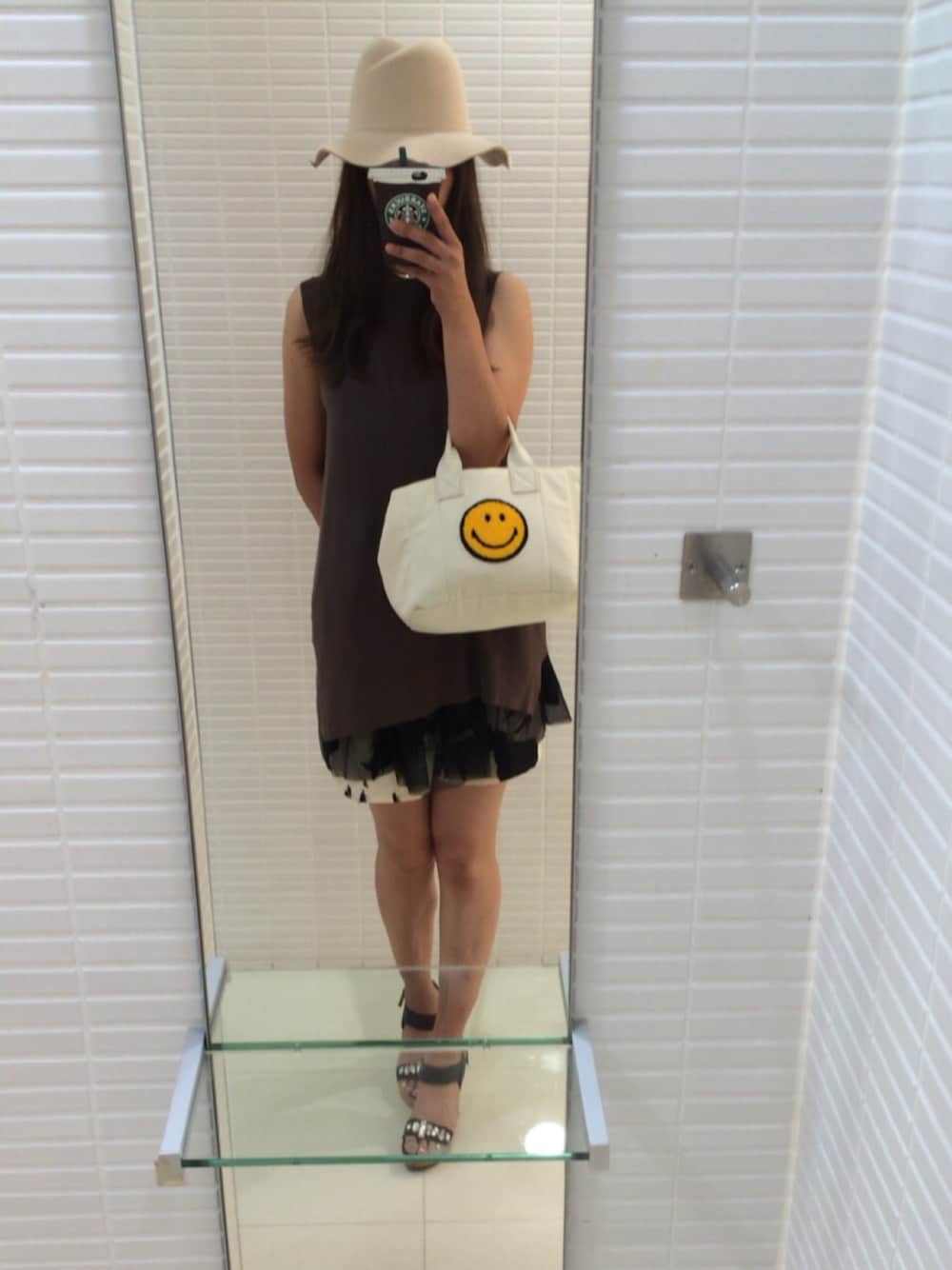 「ハット、ベスト、サンダル、ビジュー、花柄、スマイル」｜「NATURAL BEAUTY BASICのアイテム（ハンドバッグ、ホワイト系）」を使った、mi✧さん（レディース・164cm）の夏コーディネートの1枚目の写真