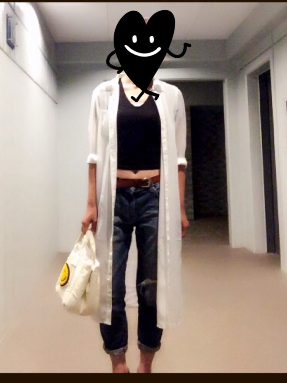 「ロングシャツ、ダメージデニムパンツ、ファーサンダル、スマイル、ホワイト、年齢的に厳しいのかも」｜「LOWRYS FARMのクラッシュデニムパンツ　559931（デニムパンツ、ブルー系）」を使った、mi✧さん（レディース・164cm）の秋コーディネートの1枚目の写真