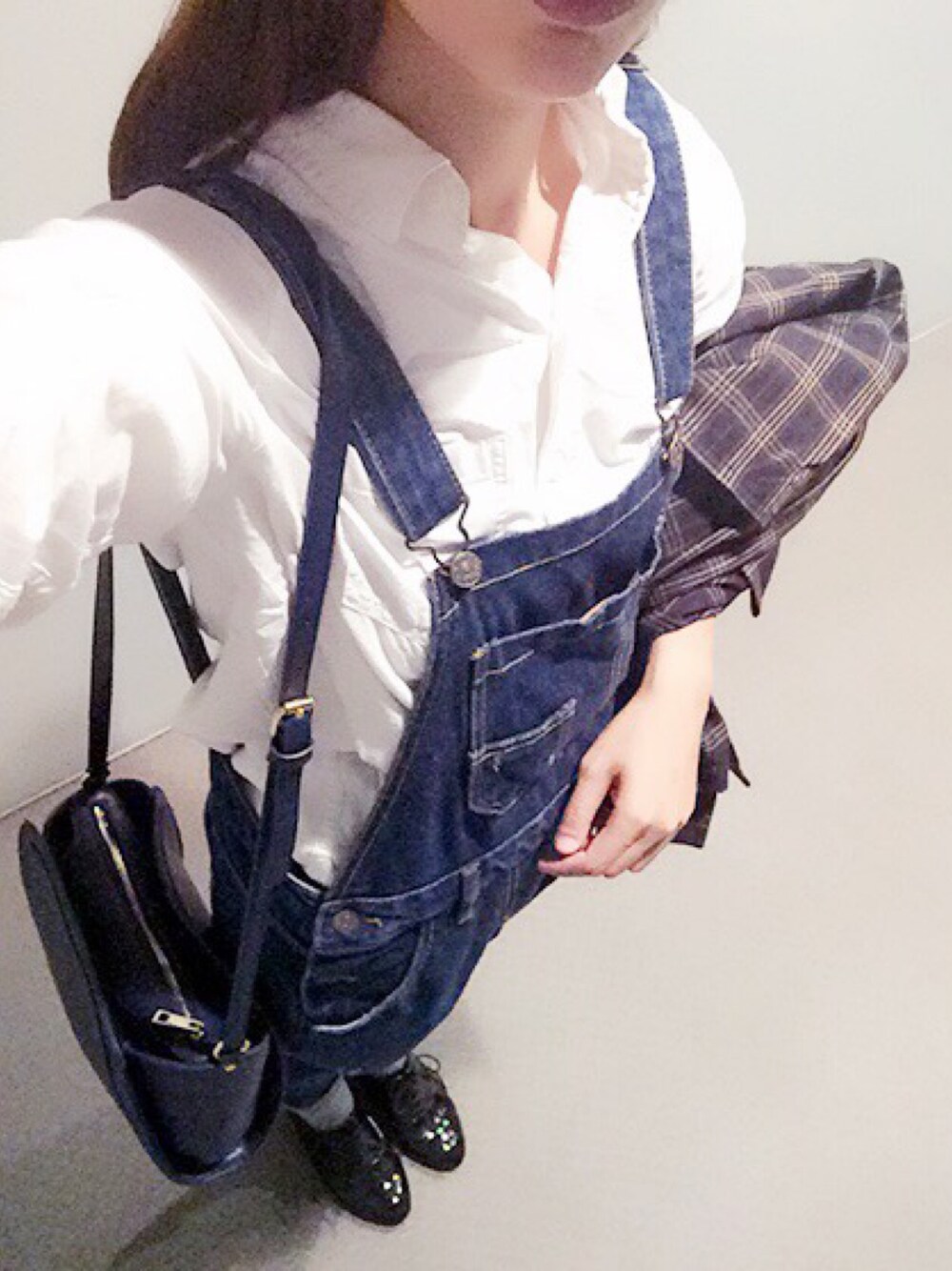 「オーバーオール、ダメージデニムパンツ、キャップ、白シャツ、チェック、秋のコーデ」｜「DHOLICのアイテム（サロペット/オーバーオール、ブルー系）」を使った、mi✧さん（レディース・164cm）の秋コーディネートの1枚目の写真