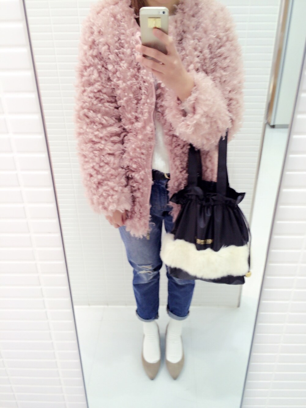 「もこもこ、デニム、靴下×パンプス、ファーバッグ、休日スタイル、GU、ラフ」｜「ohotoroのアイテム（ジャケット/アウター、ピンク系）」を使った、mi✧さん（レディース・164cm）の冬コーディネートの1枚目の写真