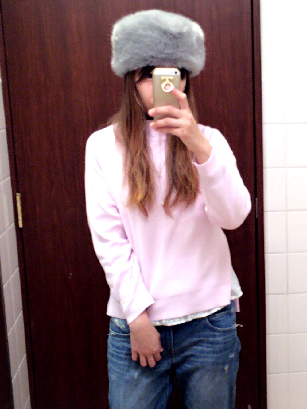 「春コーデ、春色、ピンク、クラッシュデニム、スニーカー、ドラフトLF、パールネックレス」｜「LOWRYS FARMのフェイクファーHAT　705187（ハット、グレー系）」を使った、mi✧さん（レディース・164cm）の春コーディネートの1枚目の写真