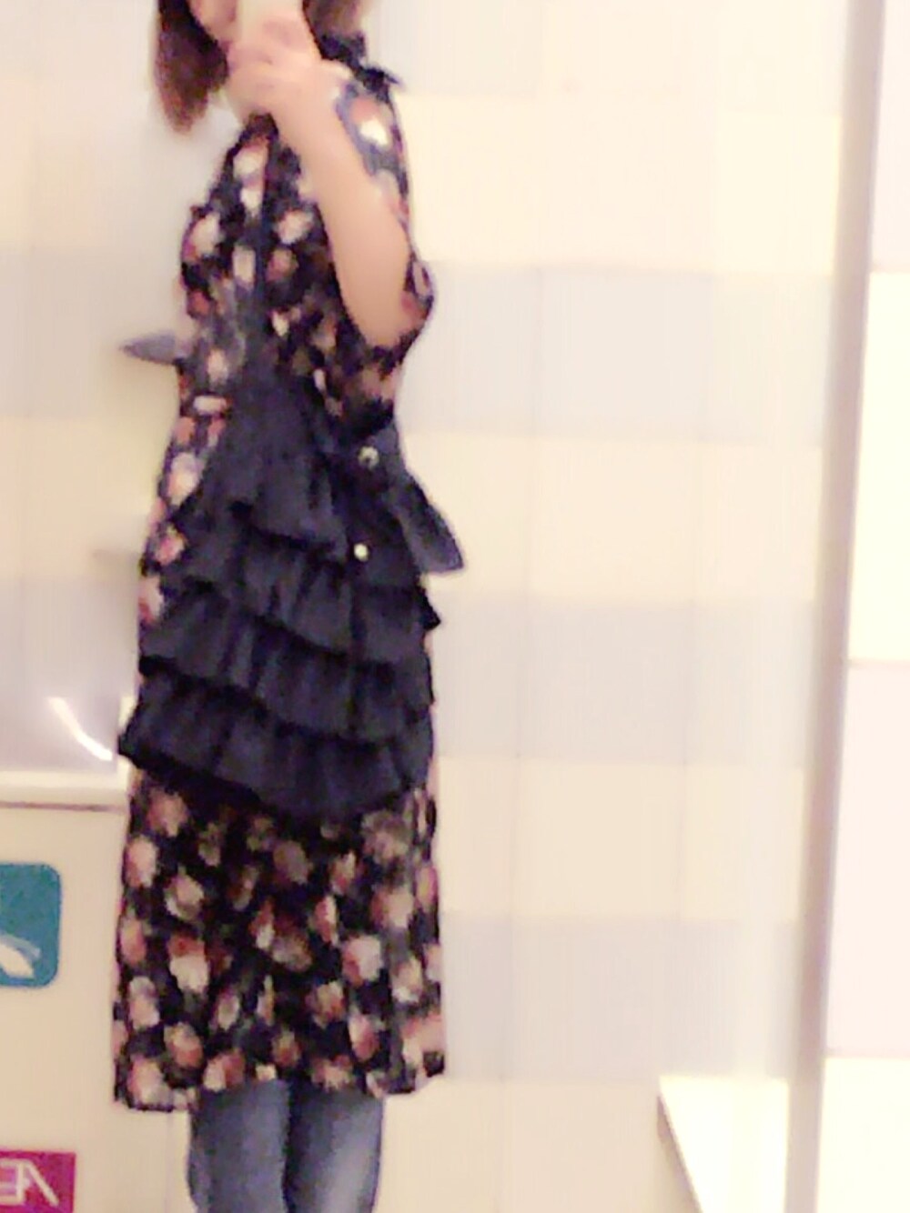 「カジュアル、ブラック、フリル、デニム、クラッシュデニム、花柄、休日スタイル、ネイビー、ぶれぶれ」｜「Casseliniの新作【Casselini/キャセリーニ】フリルトートバッグ（トートバッグ、ブルー系）」を使った、mi✧さん（レディース・164cm）の秋コーディネートの1枚目の写真