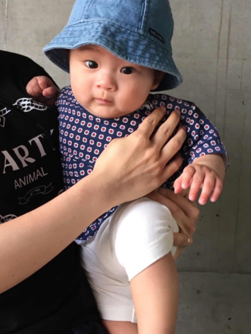 「baby、boy、baby boy、DOLCE&GABBANA、UNIQLO、デニム、denim、6か月、シンプル」｜「DOLCE&GABBANAのアイテム（Tシャツ/カットソー、ブルー系）」を使った、A.Y.Hさん（キッズ・60cm）の夏コーディネートの1枚目の写真