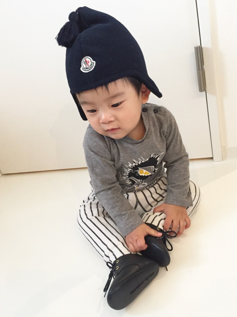 「男の子、帽子、ベビー、1歳、baby、キッズコーデ、FENDI、MONCLER、DOLCE&GABBANA」｜「FENDIのアイテム（Tシャツ/カットソー、グレー系）」を使った、A.Y.Hさん（キッズ・80cm）の冬コーディネートの1枚目の写真