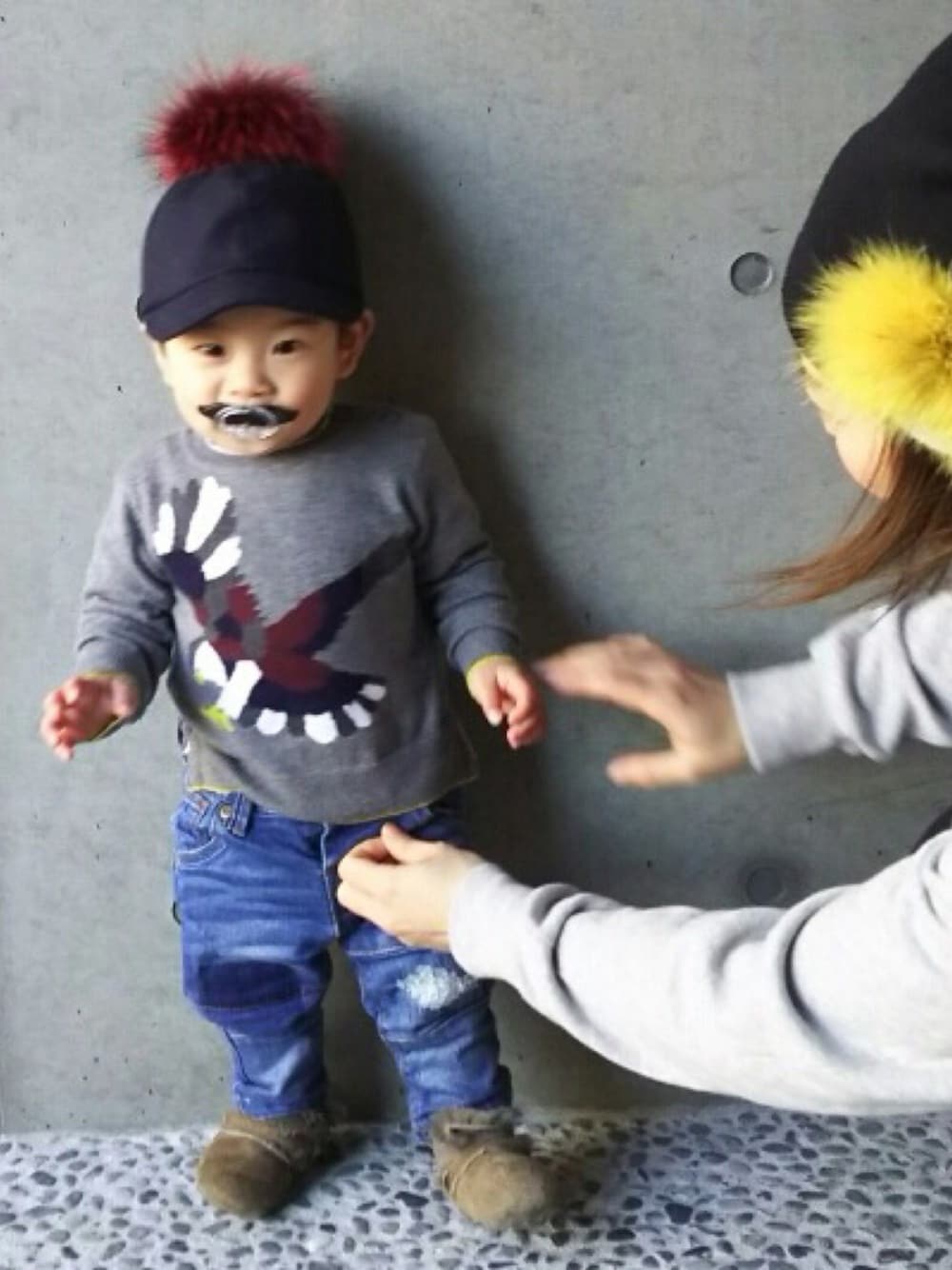 「kids、ベビー、baby、男の子、キャップ、デニム、denim、キッズファッション、お揃い、親子コーデ」｜「STELLA McCARTNEYのアイテム（ニット/セーター、グレー系）」を使った、A.Y.Hさん（キッズ・80cm）の冬コーディネートの1枚目の写真
