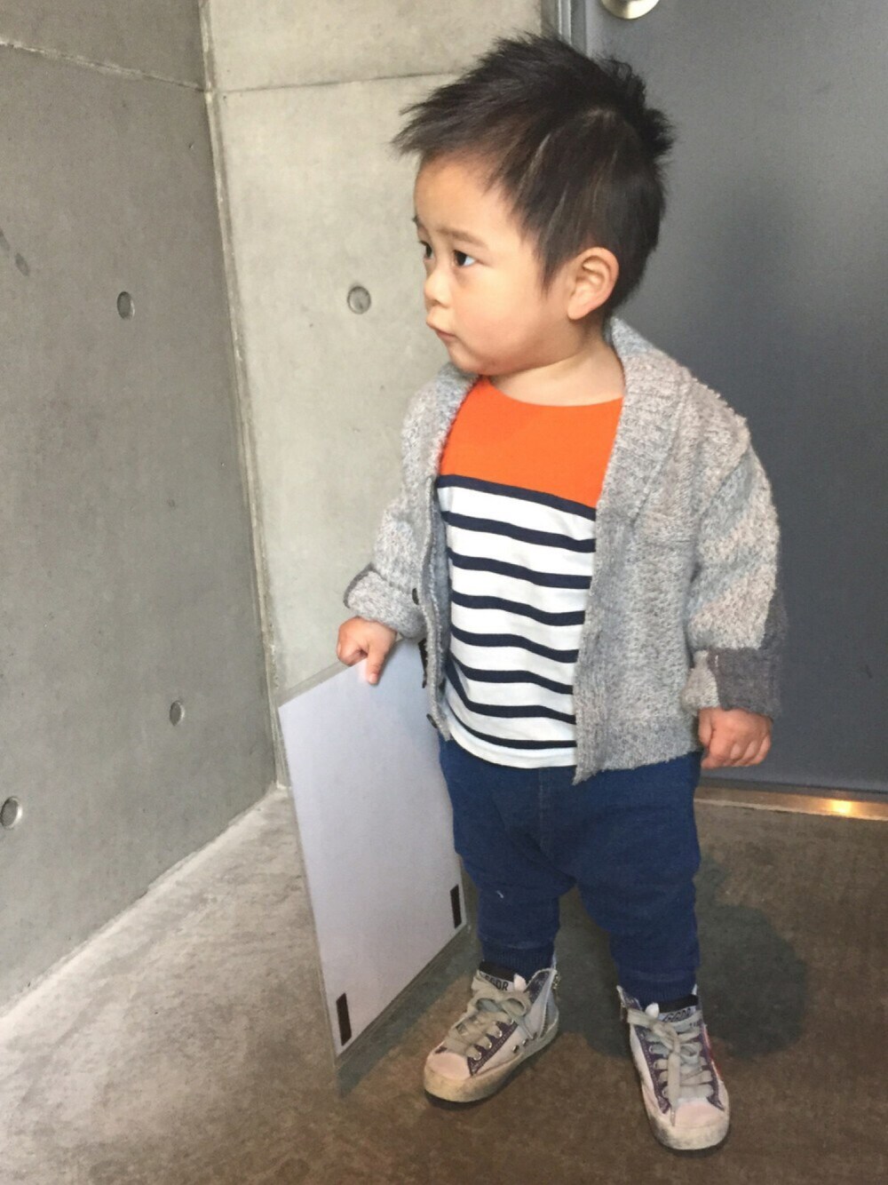 「キッズコーデ、シンプル、GOLDEN GOOSE、1歳、ボーダー、男の子、スニーカー、DOLCE&GABBANA、baby、jean paul gaultier」｜「GOLDEN GOOSEのアイテム（スニーカー、ホワイト系）」を使った、A.Y.Hさん（キッズ・74cm）の春コーディネートの1枚目の写真