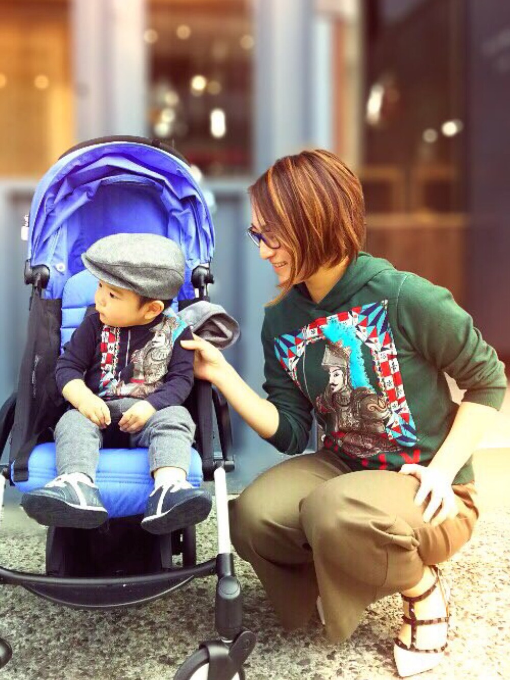 「お揃い、親子コーデ、キッズコーデ、おとこのこ、カジュアルコーデ、休日スタイル、帽子、1歳、baby、息子」｜「DOLCE&GABBANAのアイテム（パーカー、グリーン系）」を使った、A.Y.Hさん（キッズ・74cm）の春コーディネートの1枚目の写真
