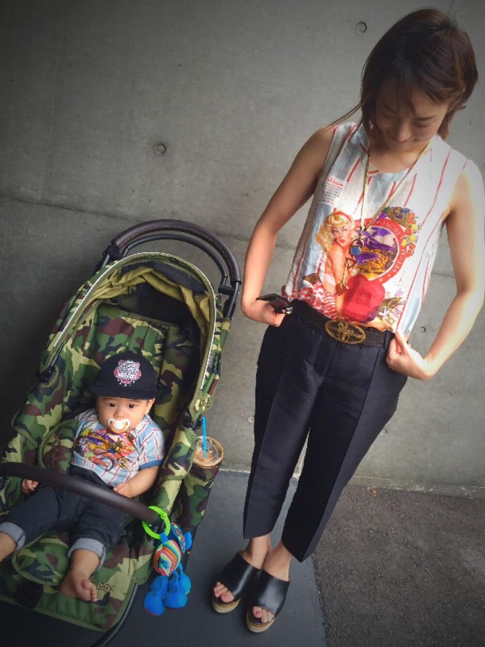 「リンクコーデ、カップルコーデ、おとこのこ、赤ちゃん、1歳、おそろいコーデ、親子コーデ、男の子、baby、息子」｜「FERRAGAMOのアイテム（サンダル、ブラック系）」を使った、A.Y.Hさん（キッズ・74cm）の春コーディネートの1枚目の写真