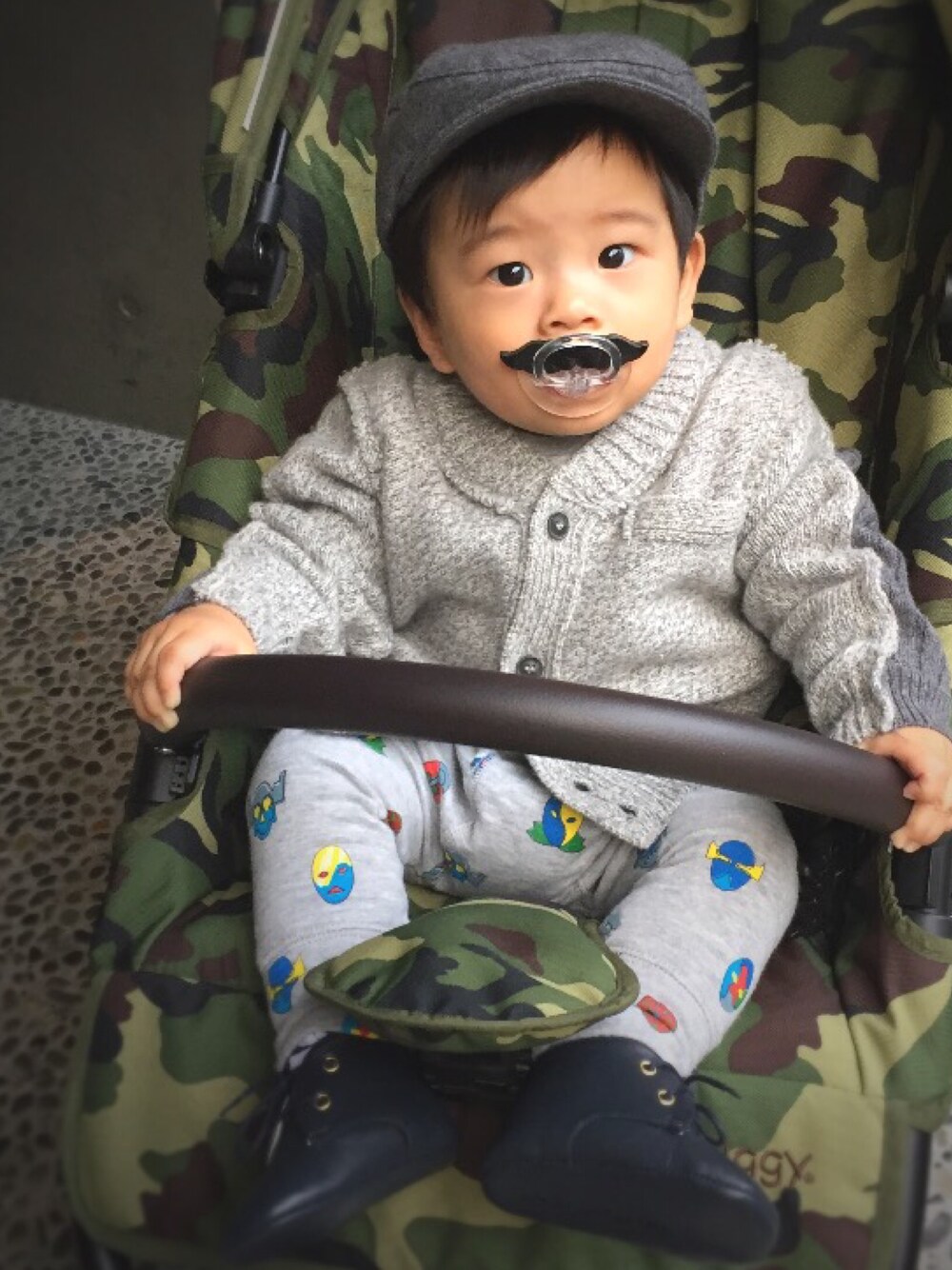 「baby、キッズコーデ、おとこのこ、赤ちゃん、帽子、ヒゲ、1歳」｜「DOLCE&GABBANAのアイテム（ハンチング/ベレー帽、グレー系）」を使った、A.Y.Hさん（キッズ・74cm）の春コーディネートの1枚目の写真
