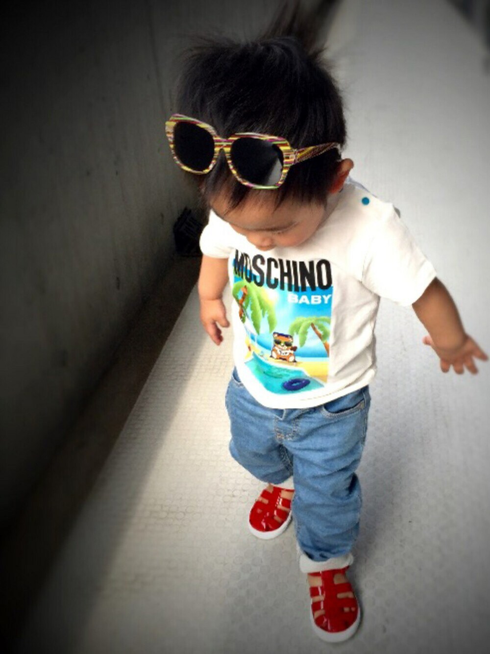「おとこのこ、デニム、1歳、キッズコーデ、ベビーコーデ、サンダル、Tシャツ、baby、MOSCHINO、DOLCE&GABBANA」｜「DOLCE&GABBANAのアイテム（サンダル、レッド系）」を使った、A.Y.Hさん（キッズ・74cm）の春コーディネートの1枚目の写真